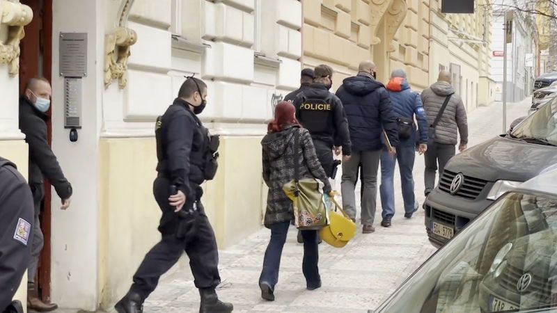 V pražském bytě byl nalezen mrtvý novorozenec. Policie zadržela ženu